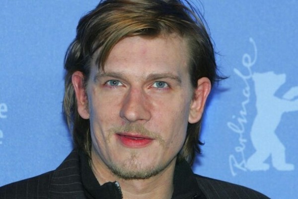 Тяжелое детство, абьюз и зависимости: 5 нашумевших автобиографий звезд