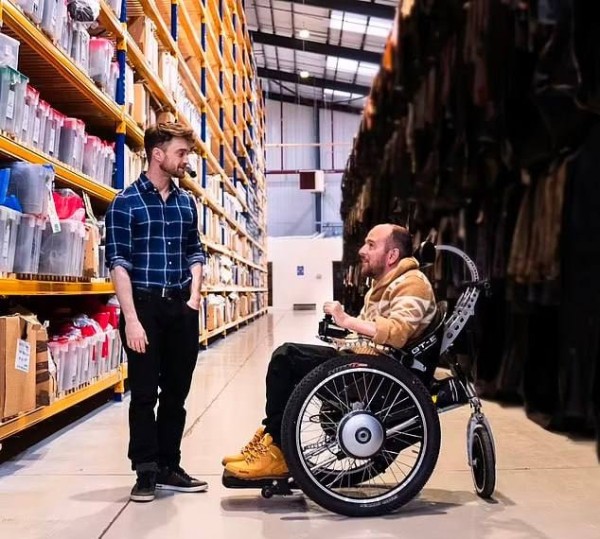 Дэниэл Рэдклифф снимет фильм о своем дублере, парализованном после съемок «Гарри Поттера» Дэниэл Рэдклифф снимет фильм о своем дублере, парализованном после съемок «Гарри Поттера»