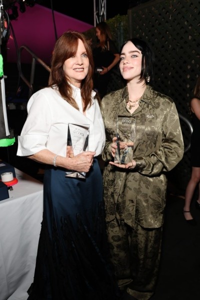 Как выглядит мама Билли Айлиш? Спойлер: они совсем не похожи с дочерью