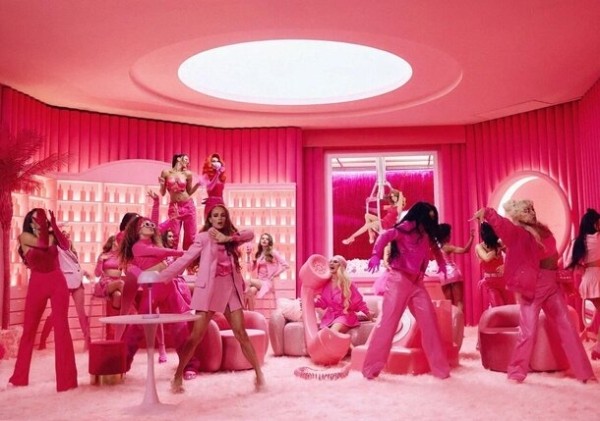 ТНТ и создатели «СамоИронии судьбы» готовят новогодний фильм «Иван Васильевич меняет всё!» ТНТ и создатели «СамоИронии судьбы» готовят новогодний фильм «Иван Васильевич меняет всё!»