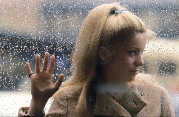 Возможны осадки и испорченная укладка: 5 советов, как сохранить прическу в дождь