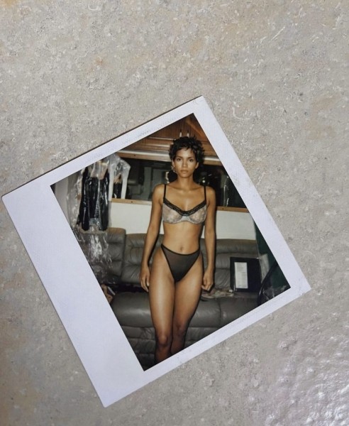 Холли Берри поделилась архивными снимками в нижнем белье, чтобы мы еще раз познакомились с Дороти Дендридж