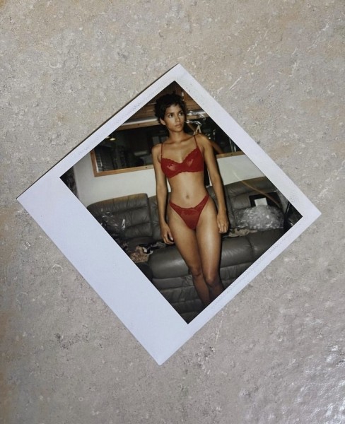 Холли Берри поделилась архивными снимками в нижнем белье, чтобы мы еще раз познакомились с Дороти Дендридж