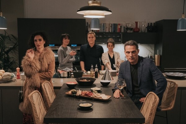 Труп в саду нарушает планы Ширли Хендерсон в трейлере комедии «Идеальные друзья»