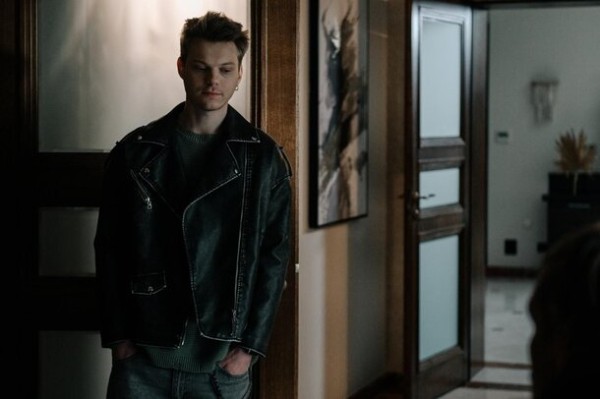  Коучи, настоящие миллиардеры и поиск настоящего счастья: как снимали саркастическую комедию «Успешный»