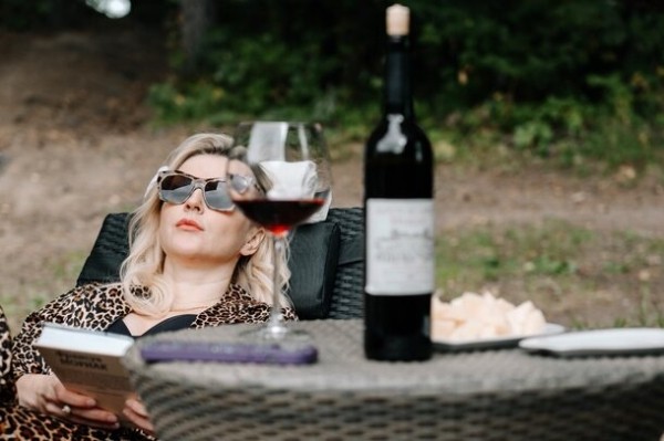  Коучи, настоящие миллиардеры и поиск настоящего счастья: как снимали саркастическую комедию «Успешный»