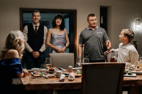  Коучи, настоящие миллиардеры и поиск настоящего счастья: как снимали саркастическую комедию «Успешный»