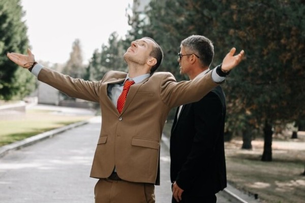  Коучи, настоящие миллиардеры и поиск настоящего счастья: как снимали саркастическую комедию «Успешный»