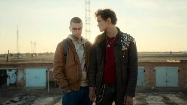 Слава Копейкин и Денис Косиков продают оружие в трейлере сериала «На автомате»