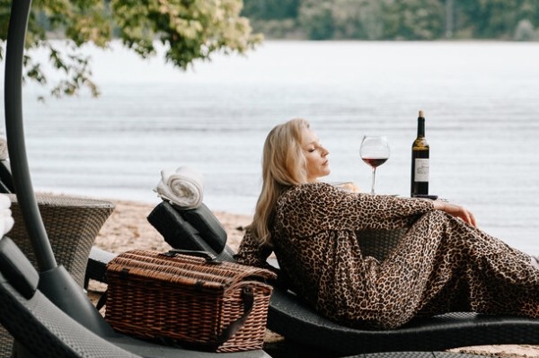  Коучи, настоящие миллиардеры и поиск настоящего счастья: как снимали саркастическую комедию «Успешный»