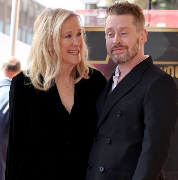 Вспомнить все: звезды «Один дома» Маколей Калкин и Кэтрин О’Хара воссоединились спустя 30 лет