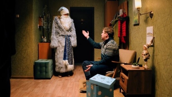 Перепутанные пальто запускают цепочку чудес в трейлере новогоднего фильма «Не скажу» Перепутанные пальто запускают цепочку чудес в трейлере новогоднего фильма «Не скажу»