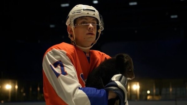 Никита Кологривый и его семья заводят медвежонка в трейлере фильма «Я — медведь» Никита Кологривый и его семья заводят медвежонка в трейлере фильма «Я — медведь»