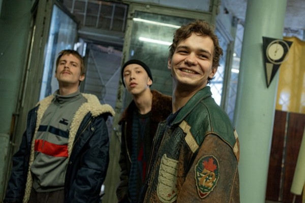 «Мы зачастую просто жили в кадре»: интервью с актерами из сериала «Слова пацана» «Мы зачастую просто жили в кадре»: интервью с актерами из сериала «Слова пацана»