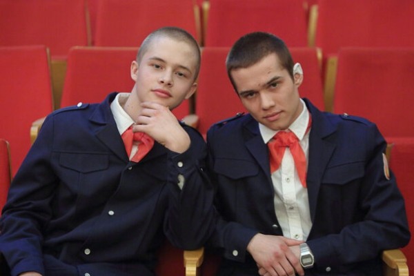 «Мы зачастую просто жили в кадре»: интервью с актерами из сериала «Слова пацана» «Мы зачастую просто жили в кадре»: интервью с актерами из сериала «Слова пацана»