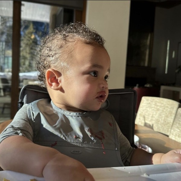 Снова менять? Фанаты удивлены значением имени сына Кайли Дженнер на арабском языке