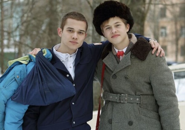 «Мы зачастую просто жили в кадре»: интервью с актерами из сериала «Слова пацана» «Мы зачастую просто жили в кадре»: интервью с актерами из сериала «Слова пацана»