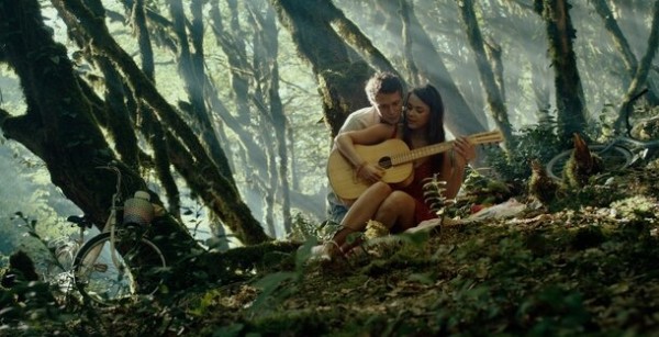 Парень и девушка переживают первую любовь в трейлере фильма «Между нами лето» Парень и девушка переживают первую любовь в трейлере фильма «Между нами лето»