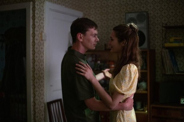 Вадик Королев ухаживает за Елизаветой Янковской в трейлере городской сказки «Фрау»