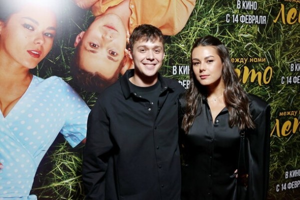 В Москве прошла премьера музыкальной романтической комедии «Между нами лето»