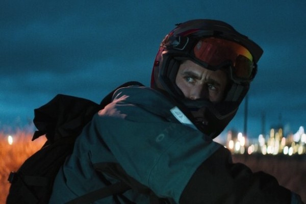 Оливер Джексон-Коэн сражается с бандитами в трейлере боевика «Драйвер»