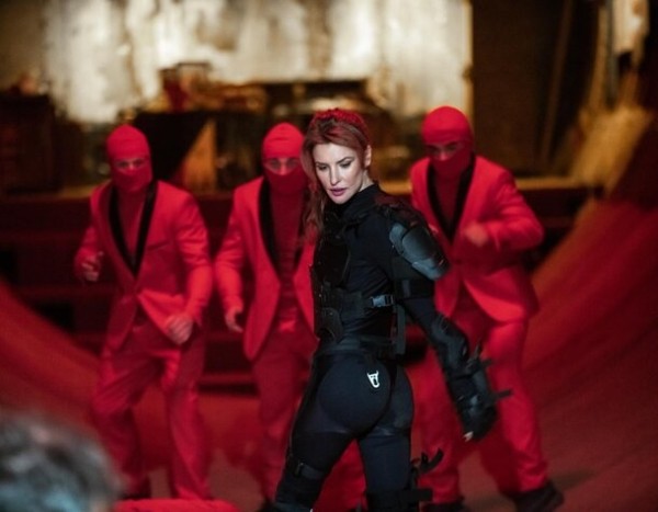 Подошли к концу съемки супергеройской комедии «УничтоЖанна» с Юлией Егеревой и Павлом Прилучным