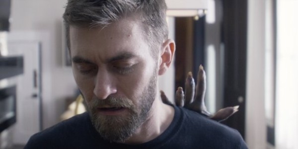 Мужчина совершает опасный ритуал в трейлере хоррора «Реинкарнация. Демоны желаний»