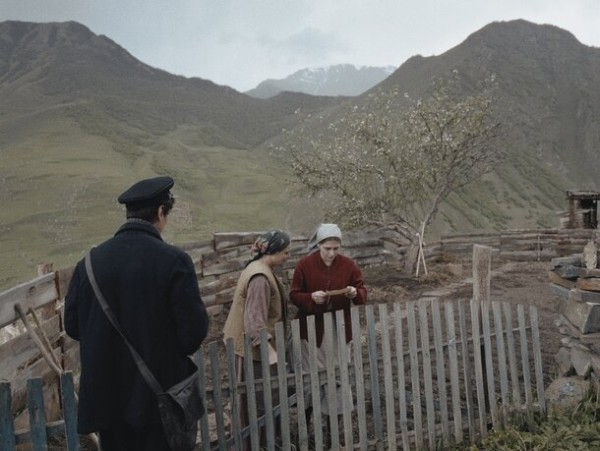 Мальчик-почтальон прячет страшные письма в трейлере военной драмы «Семь черных бумаг»
