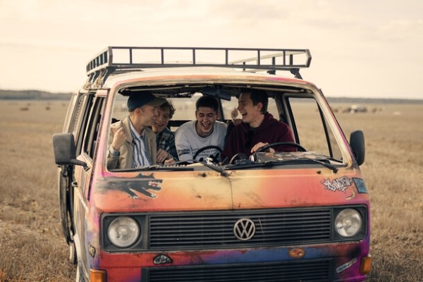 Денис Прытков и Лев Зулькарнаев едут в Питер в трейлере сериала «Она такая классная» Денис Прытков и Лев Зулькарнаев едут в Питер в трейлере сериала «Она такая классная»