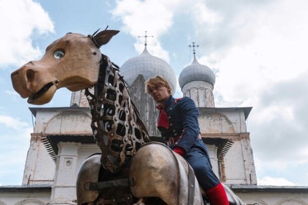 Роман Евдокимов седлает механическую лошадь в тизере фильма «Огниво»