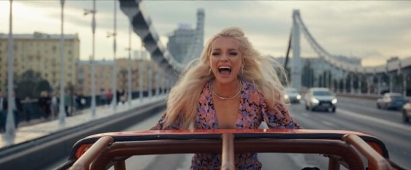 Эта русская комедия только что вышла, но её уже советуют посмотреть: рассказываем, что хорошего в фильме Бар «МоскваЧики»