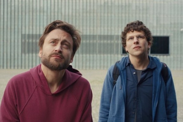 Джесси Айзенберг и Киран Калкин путешествуют по Польше в трейлере фильма «Настоящая боль»