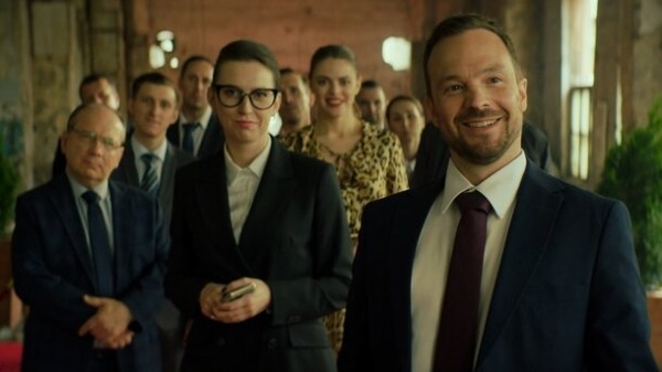 Яна Гладких приобщает Алексея Чадова к возвышенному в трейлере «Культурной комедии»