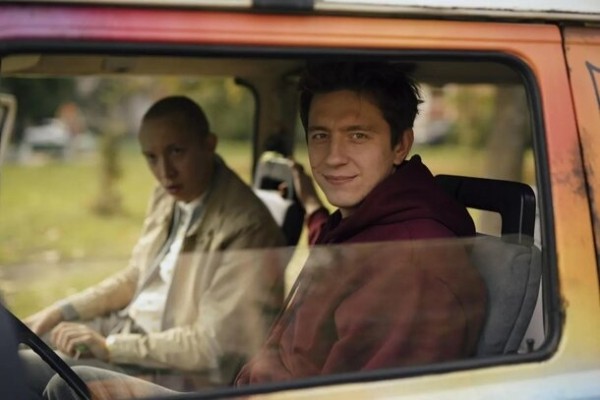 Денис Прытков и Лев Зулькарнаев отправляются в путешествие в трейлере сериала «Она такая классная»