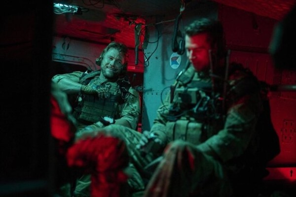 Новый боевик про войну с грохотом провалился в прокате в начале 2024 года – но зато теперь взорвал топ-10 Нетфликса