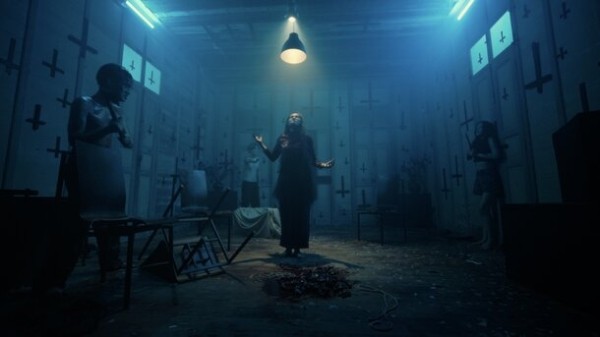 Студенты оказываются в плену у страшной герцогини в трейлере готического хоррора «Замок дьявола» Студенты оказываются в плену у страшной герцогини в трейлере готического хоррора «Замок дьявола»