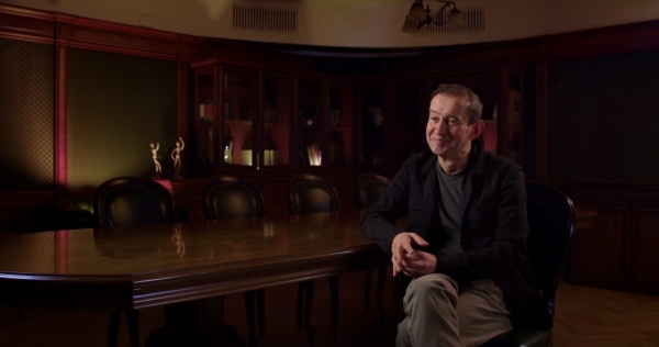 Время абсолютной свободы и беспредела: премьера документального сериала «Нулевые» Сергея Минаева