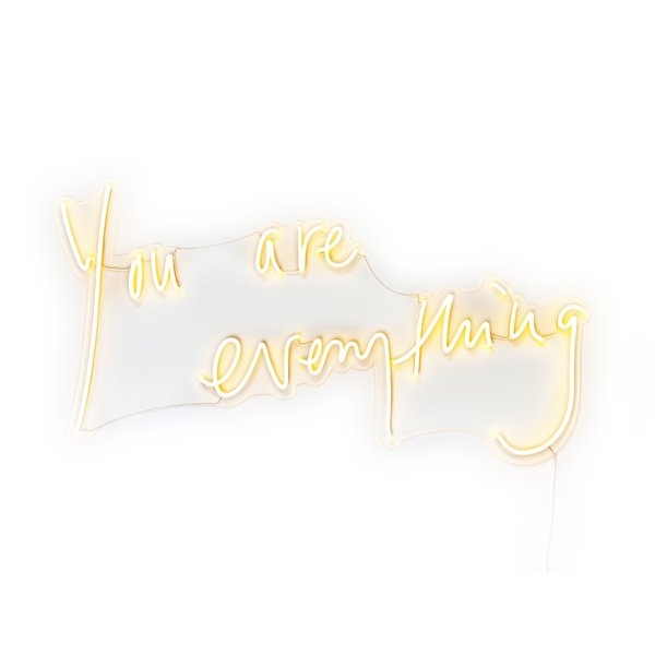 Свеча с запахом половых органов, спрей от вампиров и хлебная лампа: топ самых странных вещей из магазина Гвинет Пэлтроу