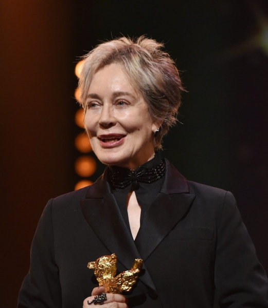 Кто сделал из Кэрри Брэдшоу и Уэнсдэй Аддамс икон стиля? 5 самых знаменитых художников по костюмам, работы которых вошли в историю моды