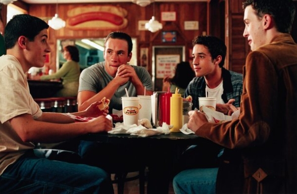 Пережить последний день детства: 20 фильмов про школьные выпускные