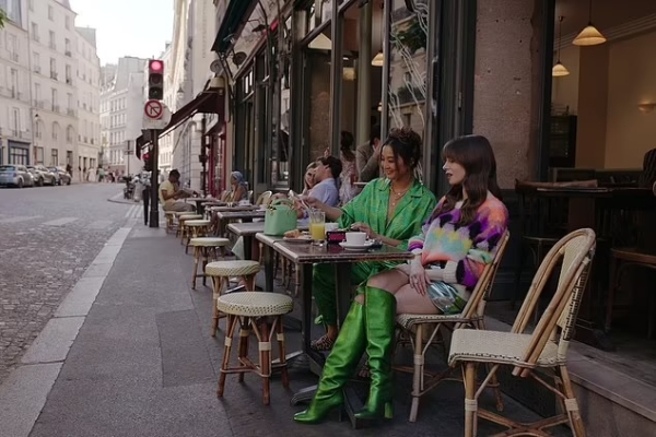 «Мы тебе не рады»: парижане устроили забастовку создателям сериала «Эмили в Париже»